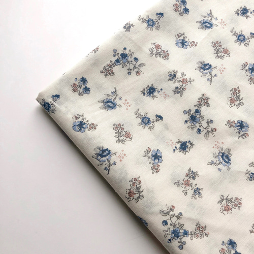 綿プリント／レトロ・フラワー【ブルー】145×45〈生地・布・ベビー