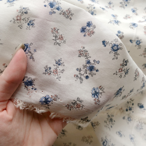 綿プリント／レトロ・フラワー【ブルー】145×45〈生地・布・ベビー