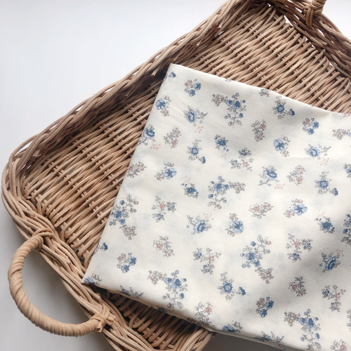 綿プリント／レトロ・フラワー【ブルー】145×45〈生地・布・ベビー