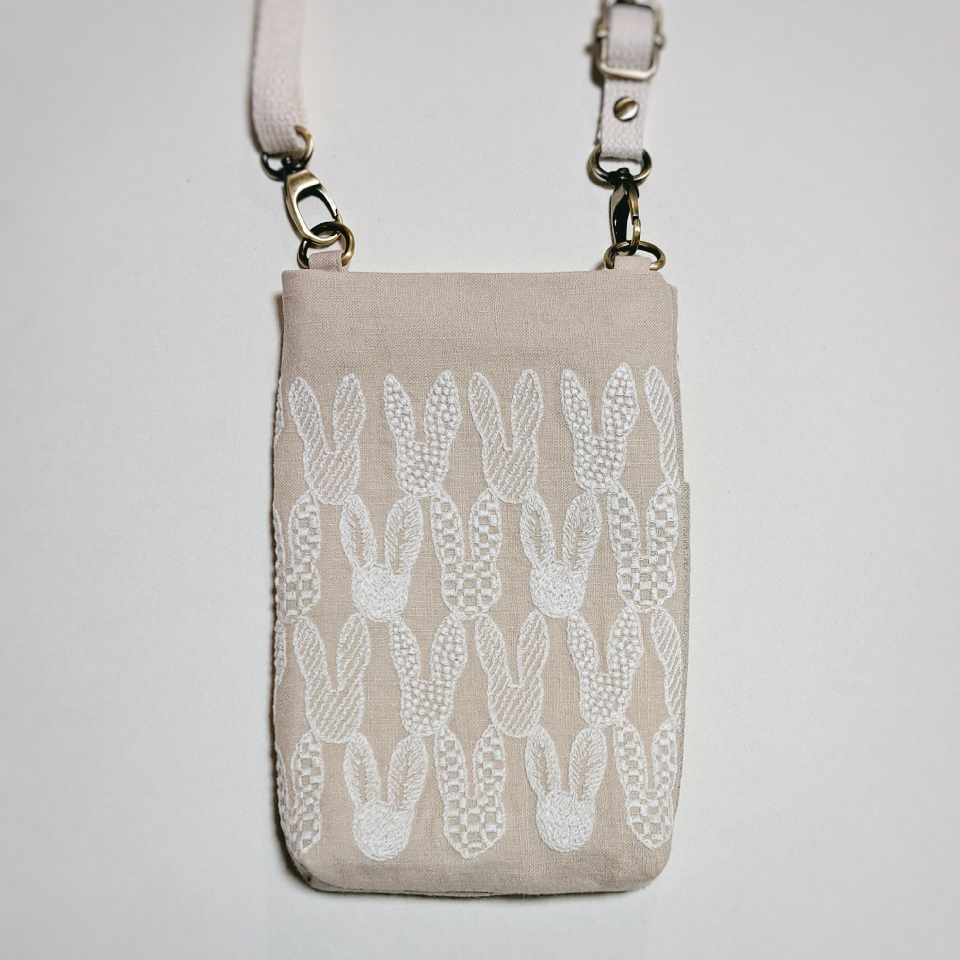 ミナペルホネン pomppia*ベージュ スマホショルダー サコッシュ ポシェット