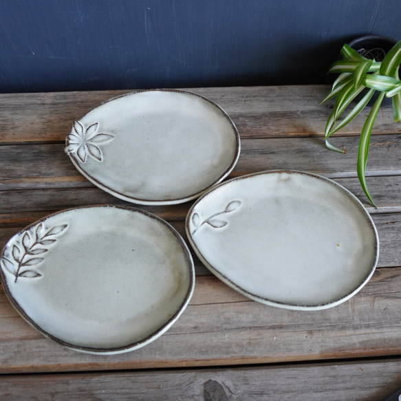 花」「葉っぱ」「ツル」モチーフのしずく型取皿3個set (15*12cm