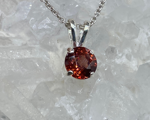 ねね天然ジルコン(レッド)の貴重な丸玉ペンダント 15a65de80cbbe59f4c0e136300a376