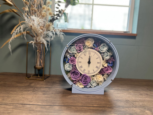 【送料無料】プリザーブドフラワーのお花がいっぱい詰まった可愛い時計　プリザーブドフラワー　時計　ブルー　ラベンダー　 3枚目の画像