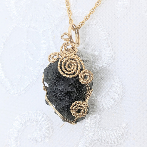 モルダバイト ワイヤーラップペンダント モルダバイトの原石のワイヤーラッピングのペンダントトップ