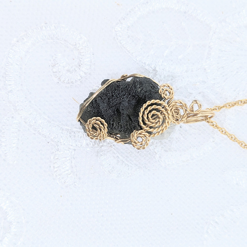 モルダバイトの原石のワイヤーラッピングのペンダントトップ