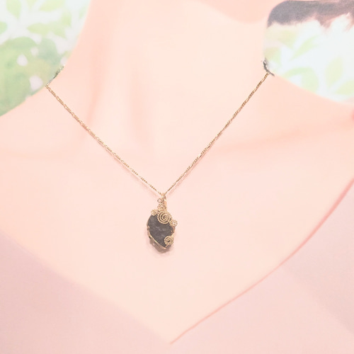 モルダバイト ワイヤーラップペンダント モルダバイトの原石のワイヤーラッピングのペンダントトップ