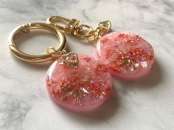 pink gem♡ラウンドチャーム キーホルダー yu- 通販 15828261｜Creema