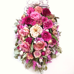 母の日ギフト・『大きいサイズ』ローズピンク系の薔薇33輪のアンティークでエレガントなブリザーブド・ドライフラワースワッグ 2枚目の画像