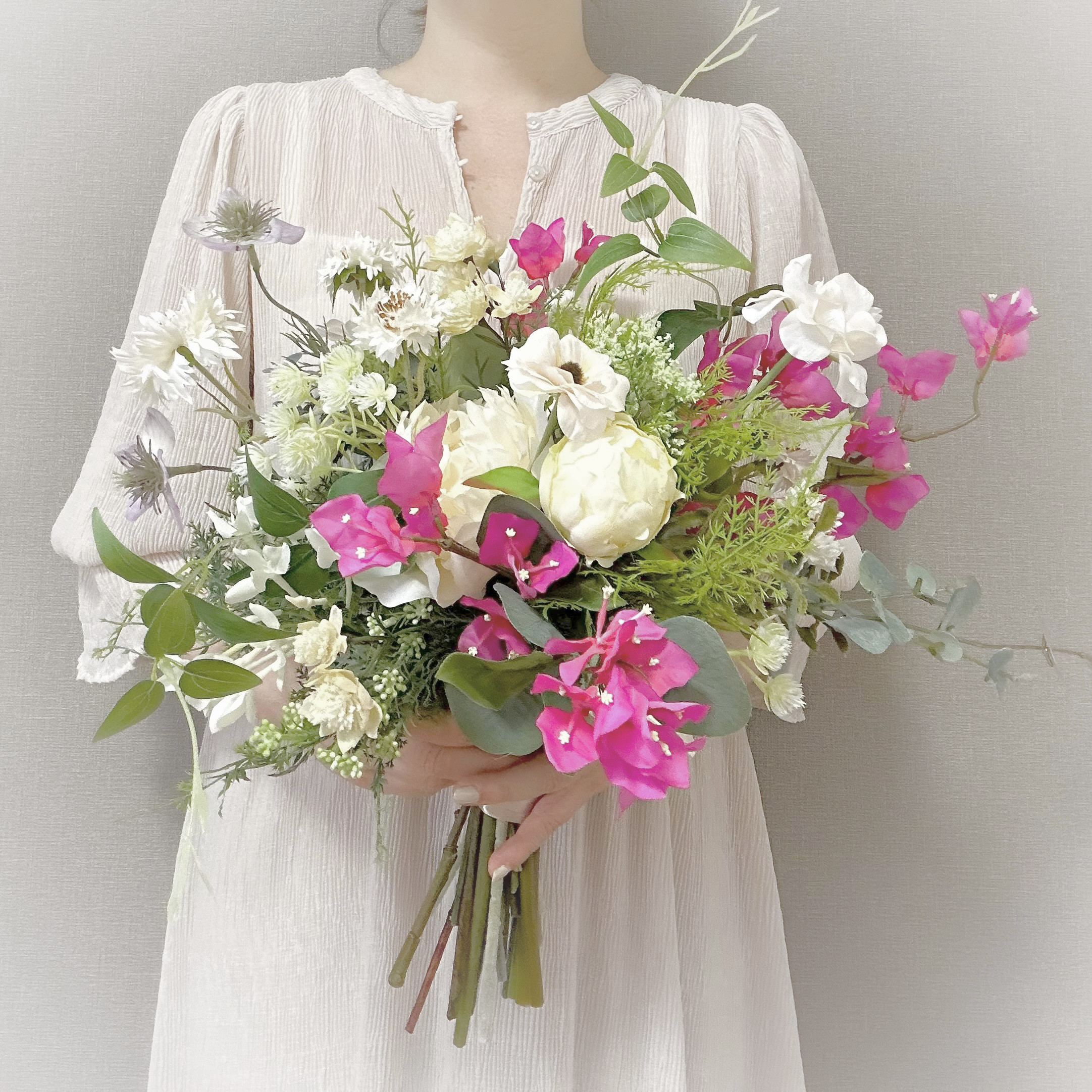 ブーゲンビリアとピオニーのリゾートブーケ