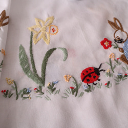 ドイツの手仕事/水色のお洋服のうさぎやてんとう虫・スイセンの手刺繍 コットン生地テーブルクロス (ヴィンテージ ウサギ） 15枚目の画像