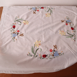 ドイツの手仕事/水色のお洋服のうさぎやてんとう虫・スイセンの手刺繍 コットン生地テーブルクロス (ヴィンテージ ウサギ） 3枚目の画像