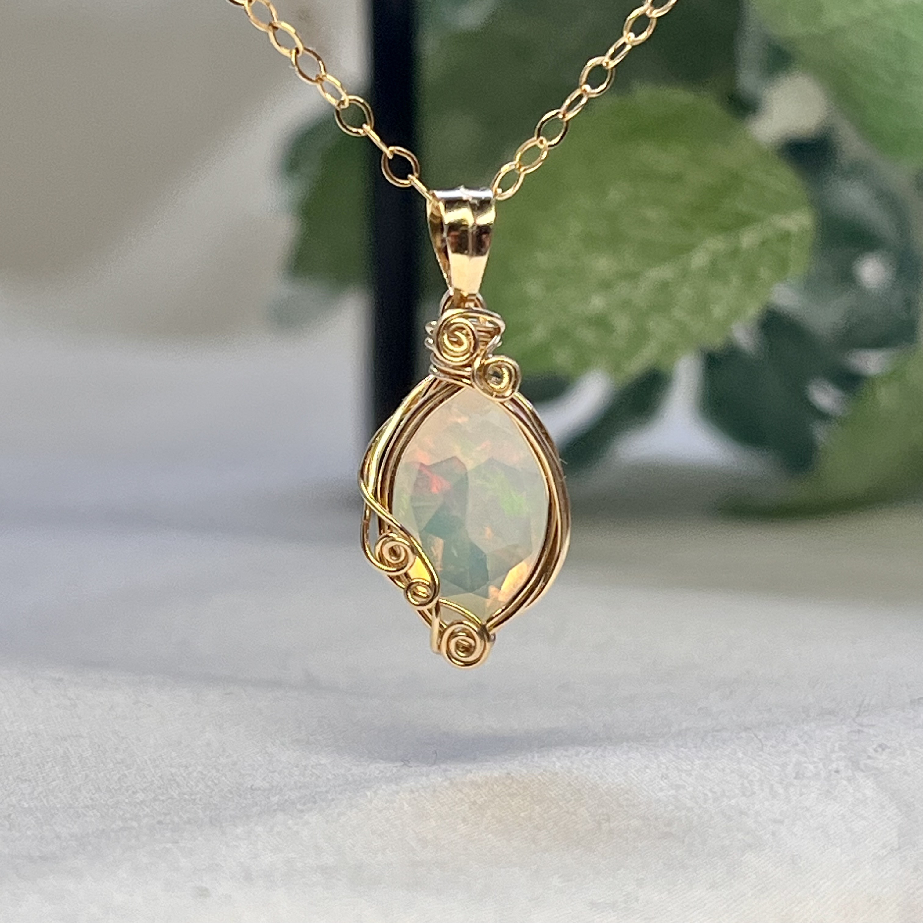 オパールの連結ピアス 14kgfワイヤーラップ 14kGFワイヤー