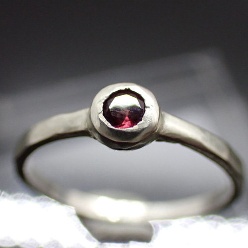 桜から梅へ 弱カラーチェンジ】 マラヤガーネット・シルバーリング