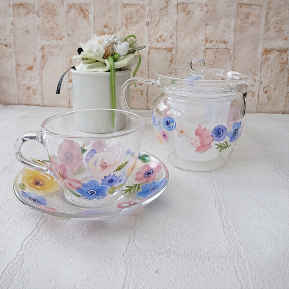 水彩画調のお花のガラスポットとカップ＆ソーサー セット 2枚目の画像