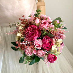 ボルドー くすみピンク ブーケ 挙式 前撮り クラッチブーケ 結婚式 ブライダル ワインレッドとくすみピンクのクラッチブーケ＆ブートニア、結婚