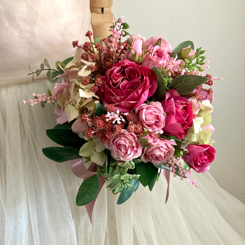シックなピンクのクラッチブーケ 造花 前撮り 結婚式 フォト