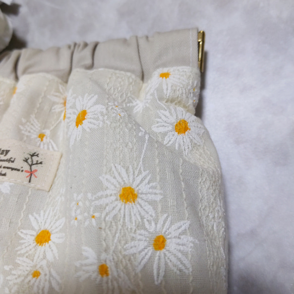 小花柄　クリーム系コットン生地　バネ口ポーチ　ハンドメイド 3枚目の画像