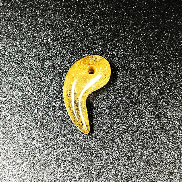鋭い形がカッコいい!!】現品一点物 ゴールドルチル 勾玉 鋭い形がカッコいい!!】現品一点物 ゴールドルチル 勾玉
