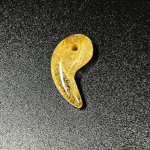 鋭い形がカッコいい!!】現品一点物 ゴールドルチル 勾玉