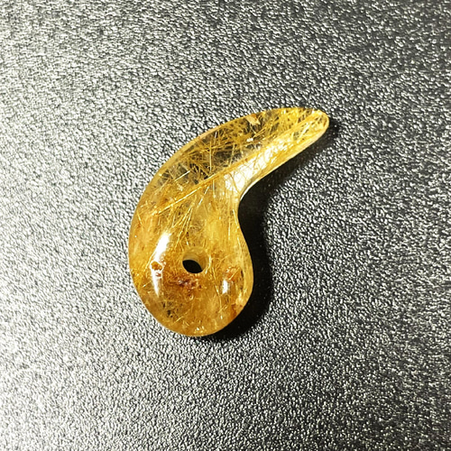 鋭い形がカッコいい!!】現品一点物 ゴールドルチル 勾玉 鋭い形がカッコいい!!】現品一点物 ゴールドルチル 勾玉