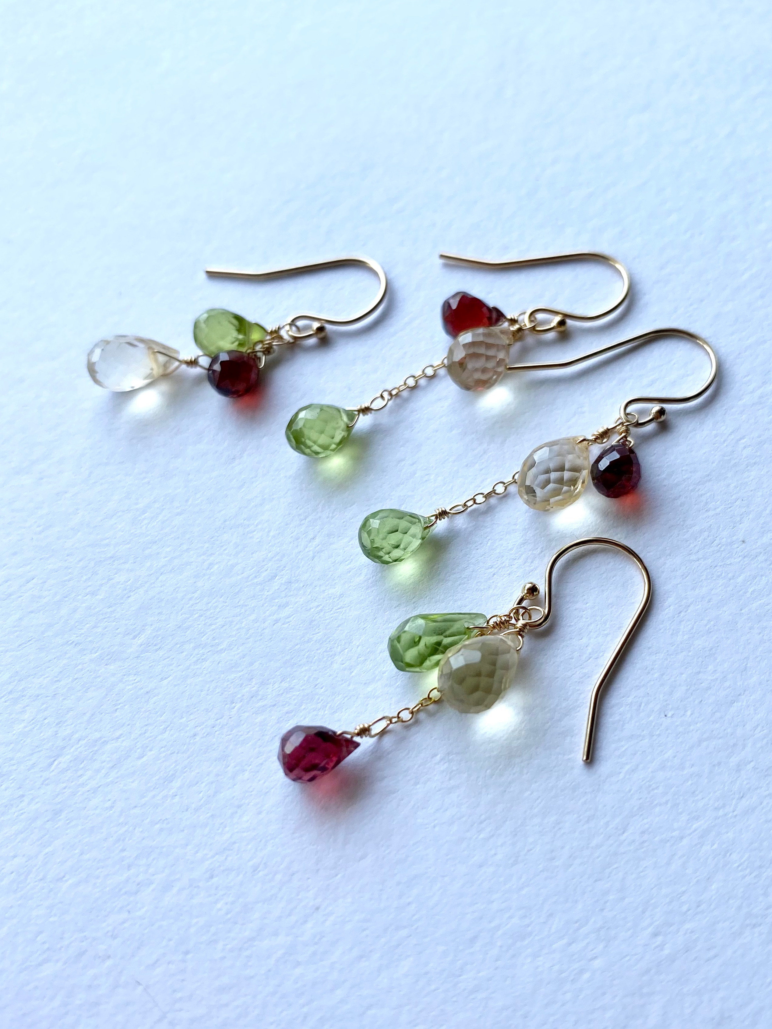 3つの石が揺れる耳飾り 選べる組み合わせ♪ 柘榴石 橄欖石 黄水晶 1月･8月･11月誕生石