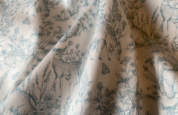 新商品！『 KIYOHARA ネロリローズ ガーデン トワルドジュイ柄 　ブルー　綿ローン』～50㎝単位でカット～ 4枚目の画像