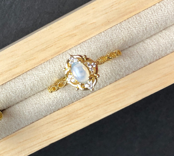 再出品　ヴェネツィア　透明ムーンストーン12個星ダイヤに囲まれ透かし金属細工　細身18金仕上げリング　フリーサイズ 1枚目の画像