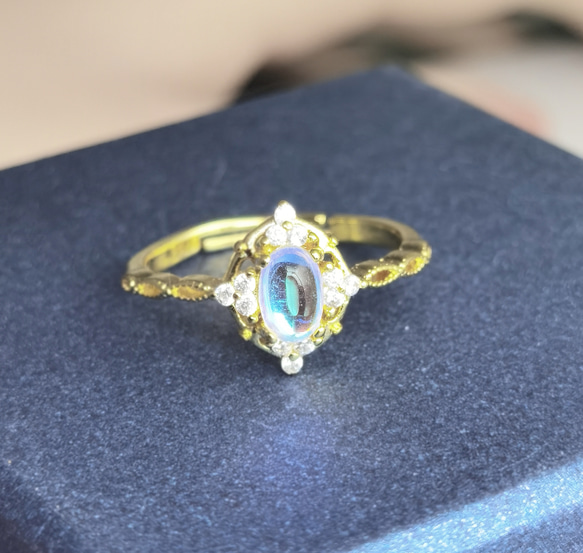 再出品　ヴェネツィア　透明ムーンストーン12個星ダイヤに囲まれ透かし金属細工　細身18金仕上げリング　フリーサイズ 3枚目の画像