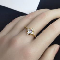 再出品　ヴェネツィア　透明ムーンストーン12個星ダイヤに囲まれ透かし金属細工　細身18金仕上げリング　フリーサイズ 2枚目の画像