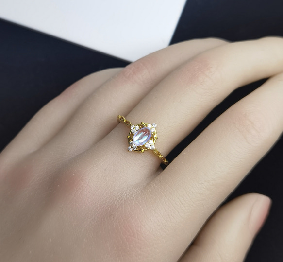 再出品　ヴェネツィア　透明ムーンストーン12個星ダイヤに囲まれ透かし金属細工　細身18金仕上げリング　フリーサイズ 2枚目の画像