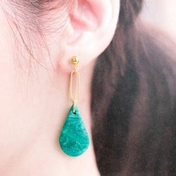 ポリマークレイ　夏に♪エメラルドカラーのドロップ×ゴールドオーバルピアス/イヤリング/ゴールド/緑/グリーン 2枚目の画像