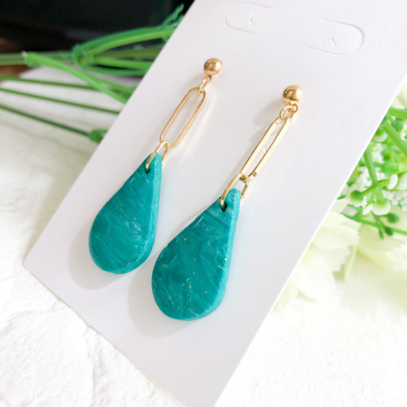 ポリマークレイ　夏に♪エメラルドカラーのドロップ×ゴールドオーバルピアス/イヤリング/ゴールド/緑/グリーン 4枚目の画像