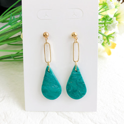 ポリマークレイ　夏に♪エメラルドカラーのドロップ×ゴールドオーバルピアス/イヤリング/ゴールド/緑/グリーン 3枚目の画像
