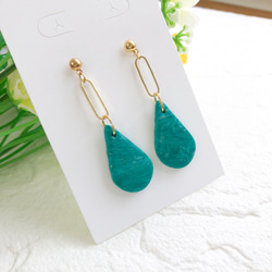 ポリマークレイ　夏に♪エメラルドカラーのドロップ×ゴールドオーバルピアス/イヤリング/ゴールド/緑/グリーン 1枚目の画像