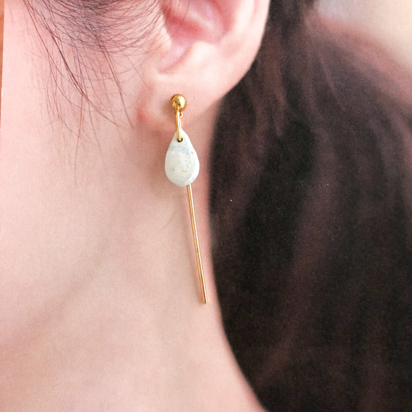 ポリマークレイ　夏に♪ホワイト×ブルーのミニドロップ＋ゴールドバーのピアス/イヤリング/ゴールド/青/白/夏 2枚目の画像