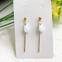 ポリマークレイ　夏に♪ホワイト×ブルーのミニドロップ＋ゴールドバーのピアス/イヤリング/ゴールド/青/白/夏 4枚目の画像