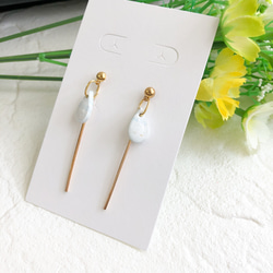 ポリマークレイ　夏に♪ホワイト×ブルーのミニドロップ＋ゴールドバーのピアス/イヤリング/ゴールド/青/白/夏 3枚目の画像