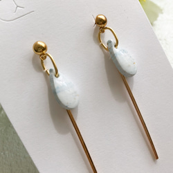 ポリマークレイ　夏に♪ホワイト×ブルーのミニドロップ＋ゴールドバーのピアス/イヤリング/ゴールド/青/白/夏 1枚目の画像