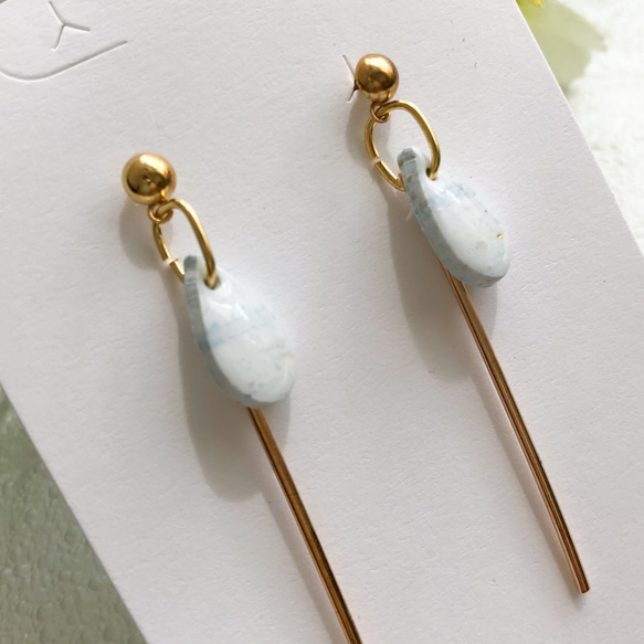 ポリマークレイ　夏に♪ホワイト×ブルーのミニドロップ＋ゴールドバーのピアス/イヤリング/ゴールド/青/白/夏 1枚目の画像