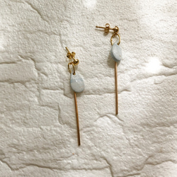 ポリマークレイ　夏に♪ホワイト×ブルーのミニドロップ＋ゴールドバーのピアス/イヤリング/ゴールド/青/白/夏 5枚目の画像