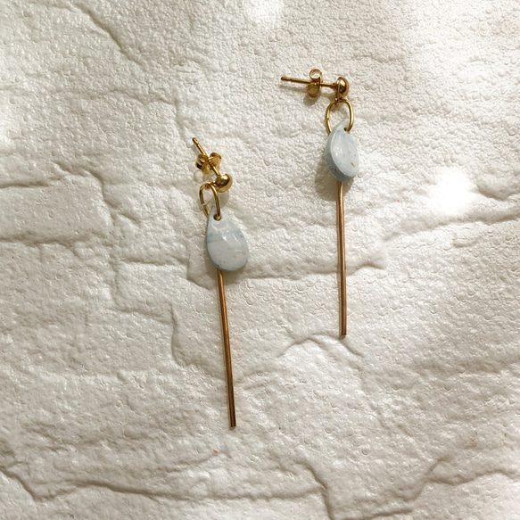 ポリマークレイ　夏に♪ホワイト×ブルーのミニドロップ＋ゴールドバーのピアス/イヤリング/ゴールド/青/白/夏 5枚目の画像