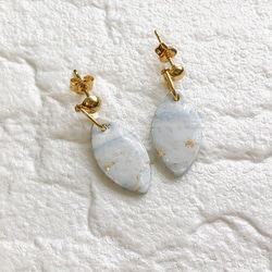 ポリマークレイ　夏に♪ホワイト×ブルーのミニオーバルピアス/イヤリング/ゴールド/青/白/夏 4枚目の画像