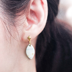 ポリマークレイ　夏に♪ホワイト×ブルーのミニオーバルピアス/イヤリング/ゴールド/青/白/夏 2枚目の画像