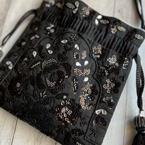 PRADA ビーズ刺繍 ブラックポーチ 中古・古着通販】PRADA (プラダ) ビーズ刺繍ポーチ ブラック 25