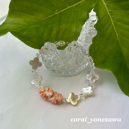 珊瑚 桜鼓彫りをセンターに オリジナルブレスレット 水晶 蝶貝