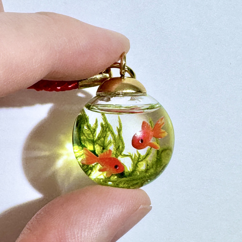 再販】硝子の金魚玉（和金二匹） 根付 ストラップ 帯飾り キーホルダー
