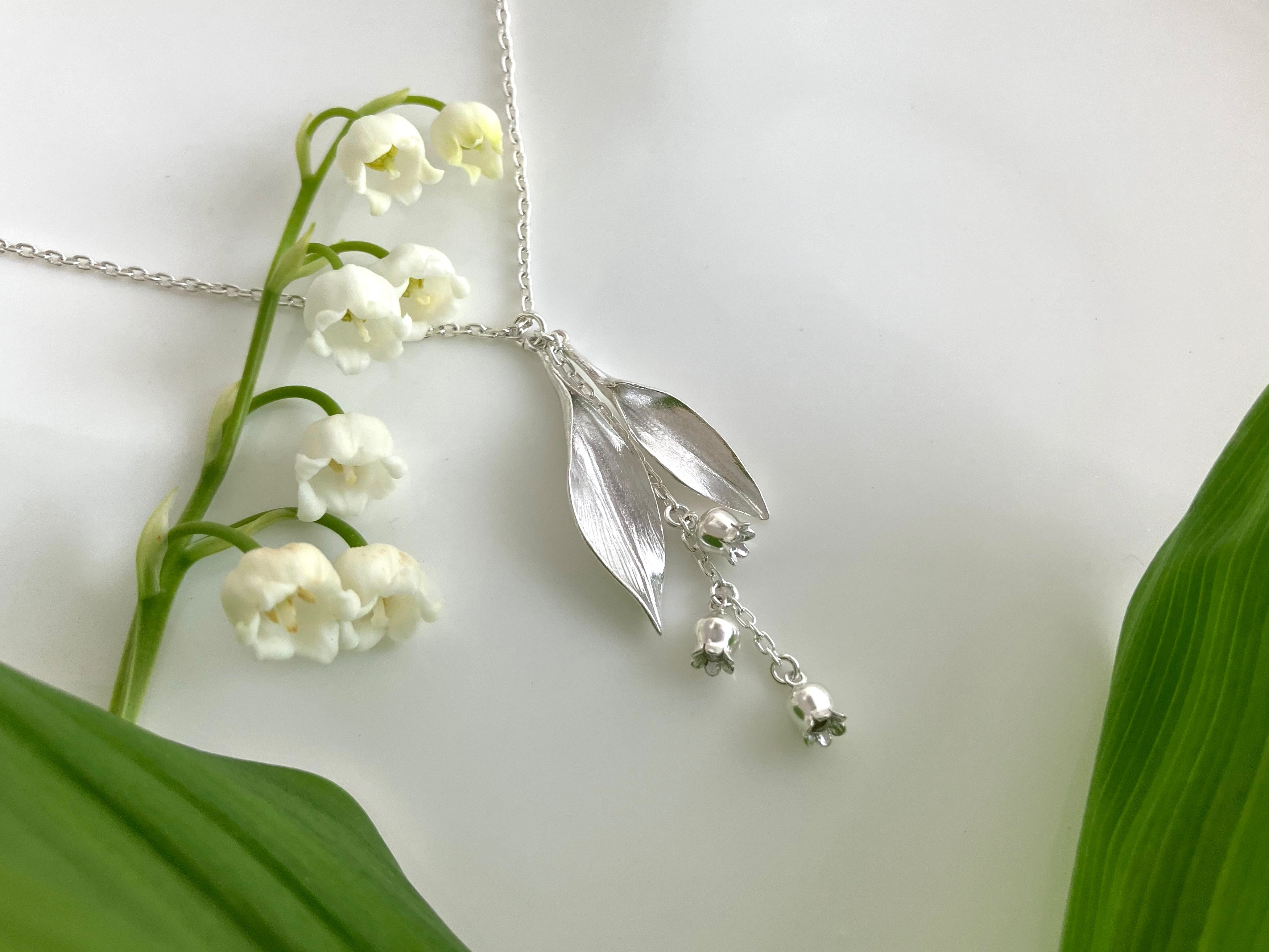 揺れるリーフとすずらんのネックレス