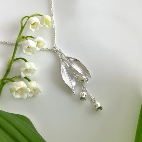   箱入り シルバーペンダントネックレス すずらんモチーフ 揺れるリーフとすずらんのネックレス ネックレス・ペンダント Garrotin