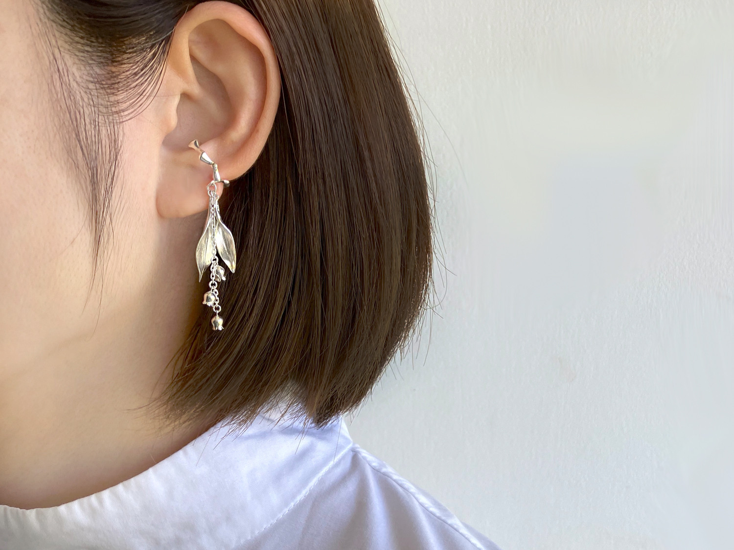 揺れるリーフとすずらんのイヤーカフ