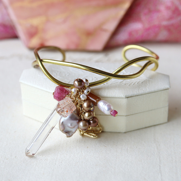 [獨一無二的商品] Minami 原石粉色碧璽、石英和珍珠手鐲 第3張的照片